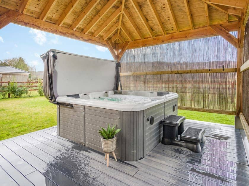 Hot tub | Mouse Croft - Plas Cerrig Luxury Barns, Llanymynech