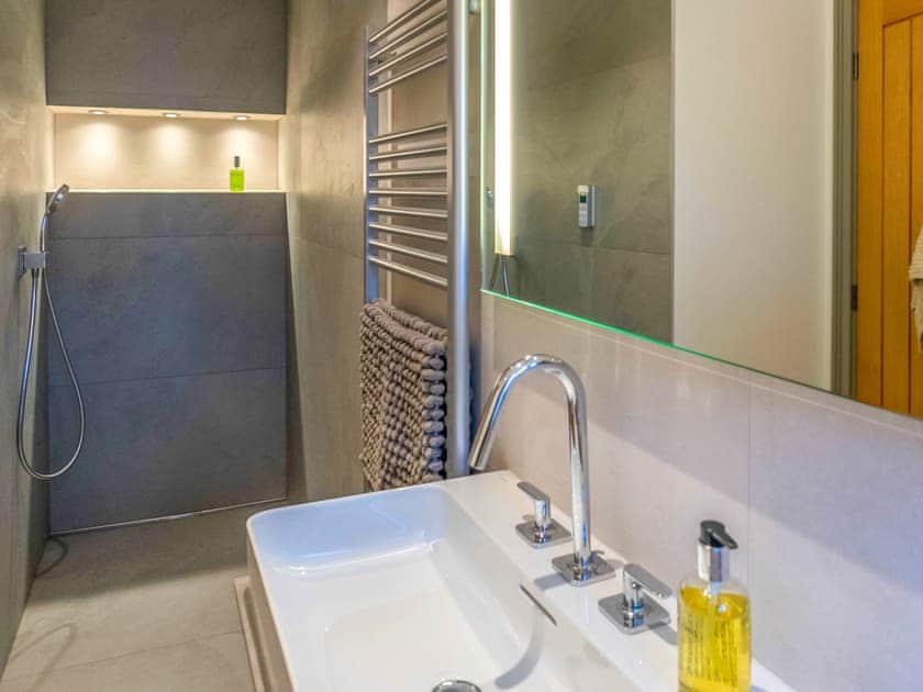 En-suite | The Barn at Gelli Newydd - Gelli Newydd Farm Cottages, Llanrwst