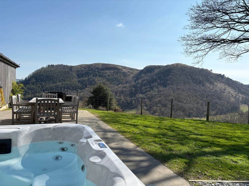 Hot tub | The Barn at Gelli Newydd - Gelli Newydd Farm Cottages, Llanrwst