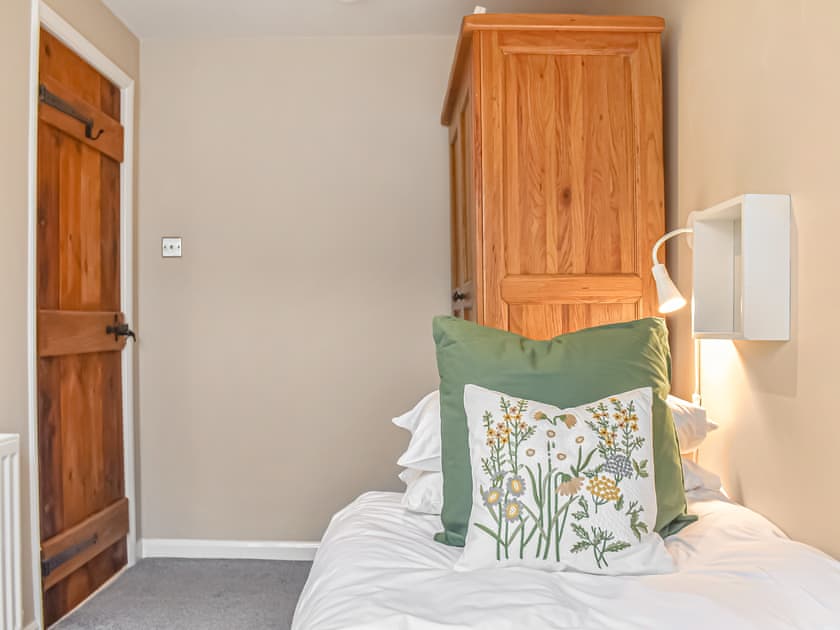 Twin bedroom | Cross House Cottage - Castle Gate Retreats, Kirkby Lonsdale