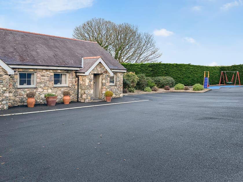 Exterior | Ysgubor - Rhyddallt Ganol Cottages, Caethro, near Caernarfon