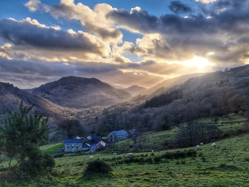 Setting | The Farmhouse at Gelli Newydd - Gelli Newydd Farm Cottages, Llanrwst