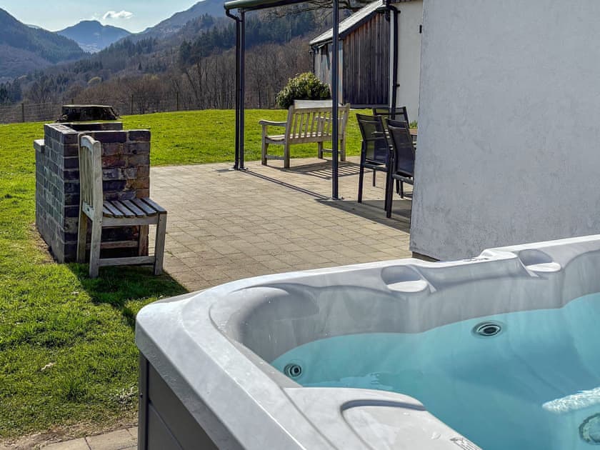 Hot tub | The Farmhouse at Gelli Newydd - Gelli Newydd Farm Cottages, Llanrwst