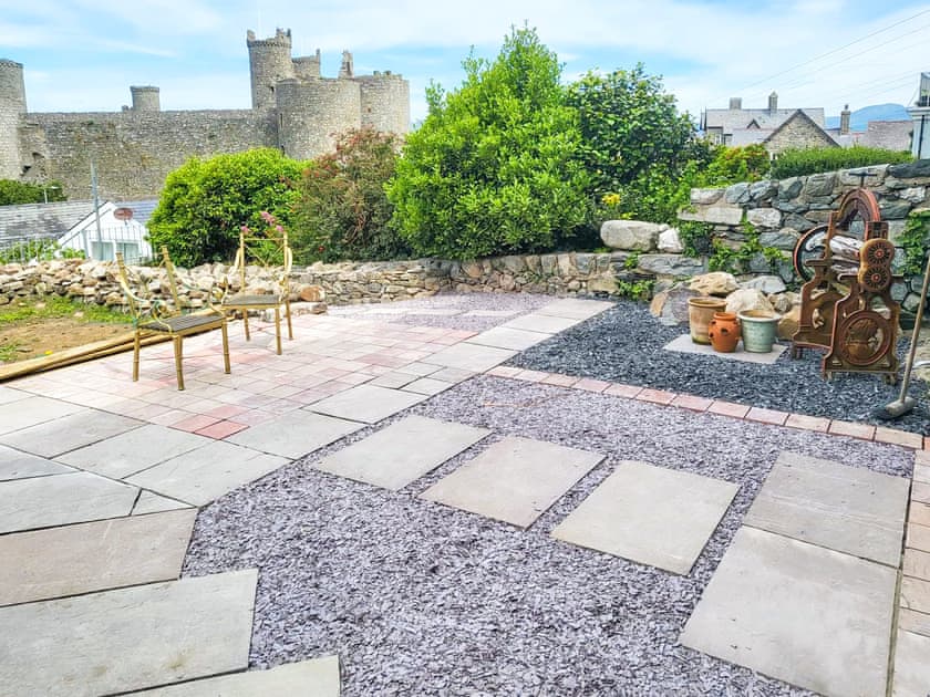 Patio with Castle view | Galeri Harlech Townhouse, Harlech
