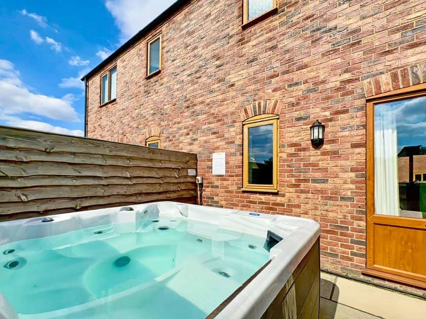 Hot tub | Lake View 1 - Grange Farm Park, Louth