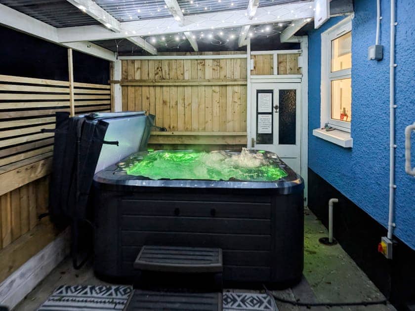 Hot tub | Synod Cottage, Synod Inn, near Llandysul