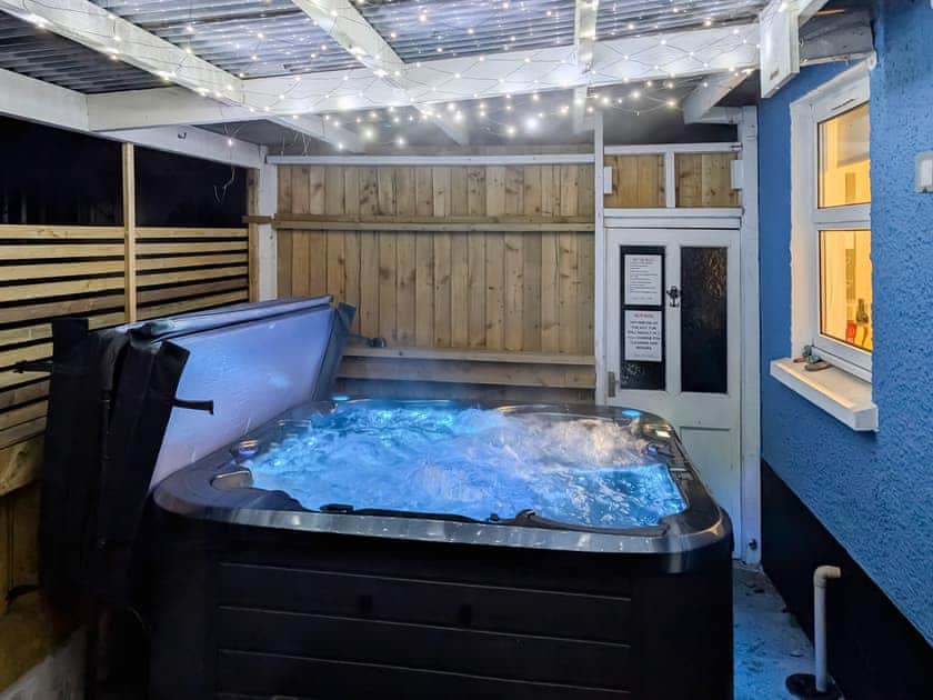 Hot tub | Synod Cottage, Synod Inn, near Llandysul