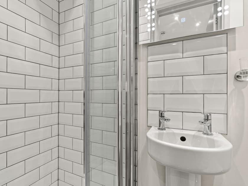 Bathroom | The Lighthouse - Sunnybeach Holiday Apartments, Paignton