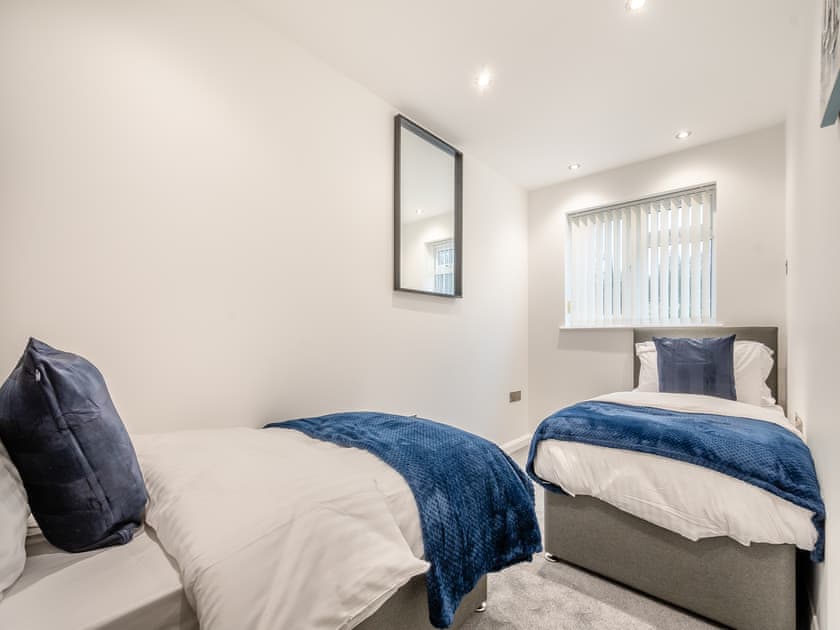 Twin bedroom | Robinswood House, Gloucester, near Cotswolds
