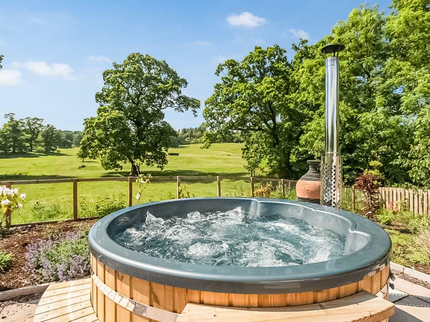 Hot tub | Slatehouse Cottage - Drumlanrig Castle, Thornhill, near Dumfries