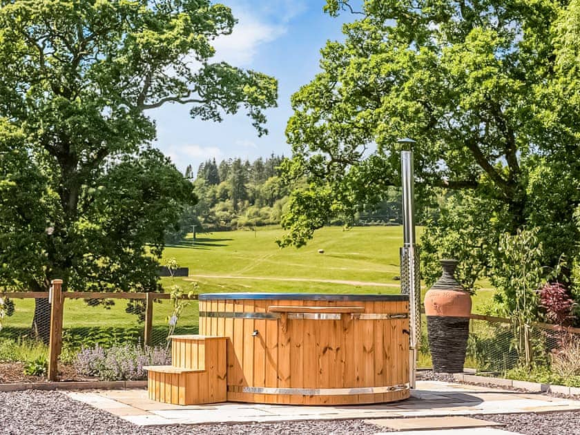 Hot tub | Slatehouse Cottage - Drumlanrig Castle, Thornhill, near Dumfries