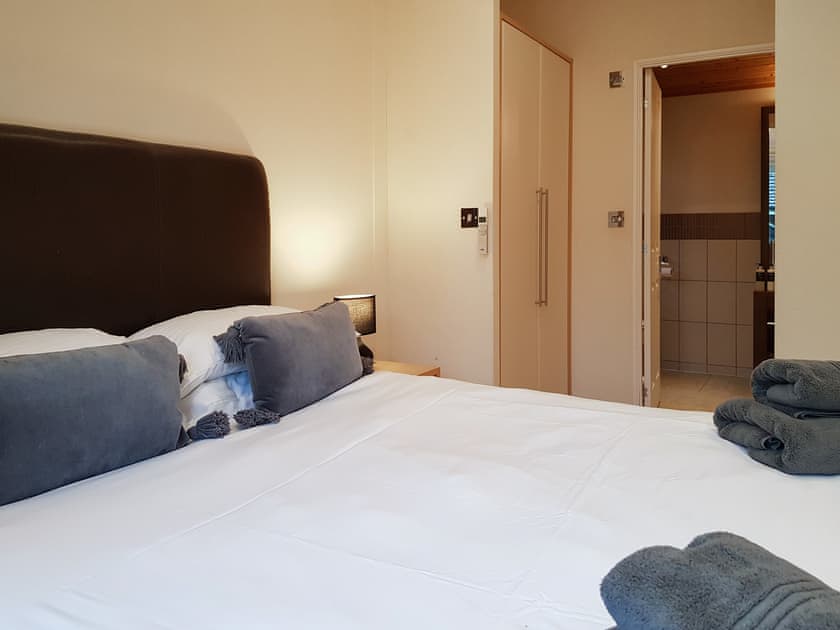 Double bedroom | Kingfisher Lodge - Loch Lomond Sanctuary Lodges, Loch Lomond