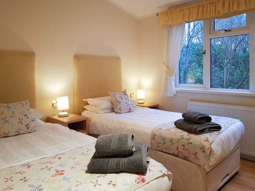Twin bedroom | Kingfisher Lodge - Loch Lomond Sanctuary Lodges, Loch Lomond