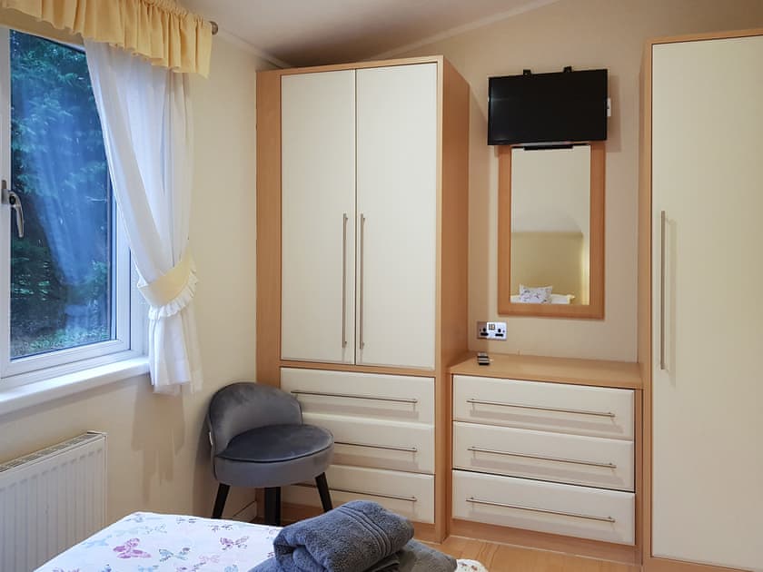Twin bedroom | Kingfisher Lodge - Loch Lomond Sanctuary Lodges, Loch Lomond