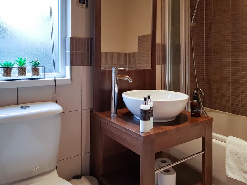 Bathroom | Kingfisher Lodge - Loch Lomond Sanctuary Lodges, Loch Lomond