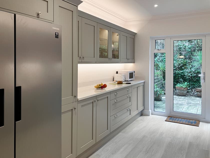 Well equipped kitchen | St Elmo Court 7, Salcombe