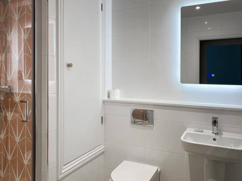Bathroom with bath, shower cubicle, basin and WC | St Elmo Court 7, Salcombe