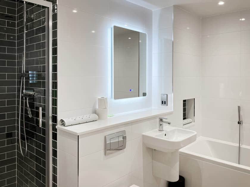Bathroom with bath, shower cubicle, basin and WC | St Elmo Court 7, Salcombe