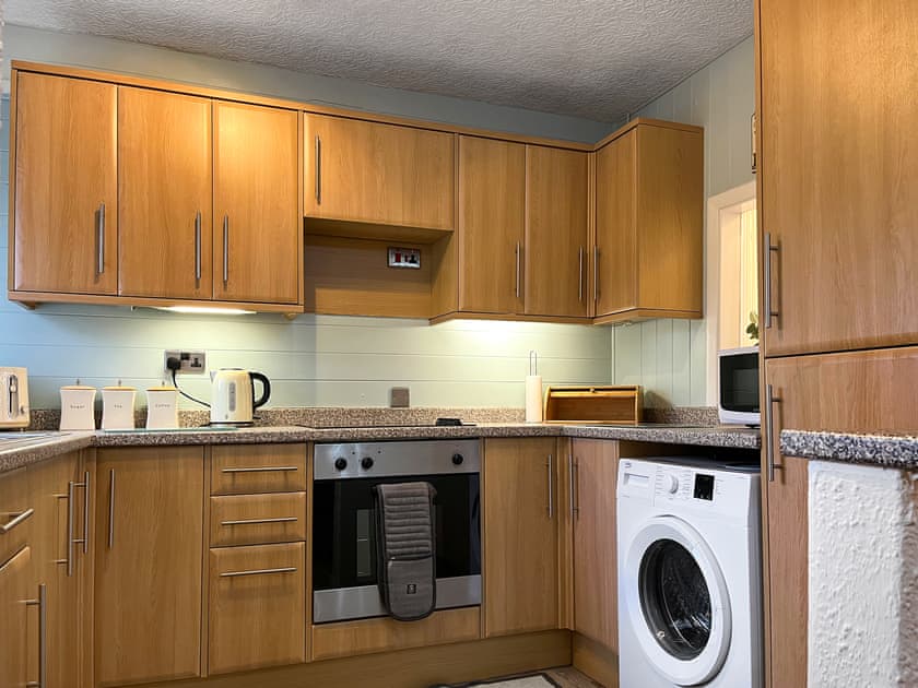 Kitchen | Teversal View Bungalow - Peaceful Holidays, Skegby