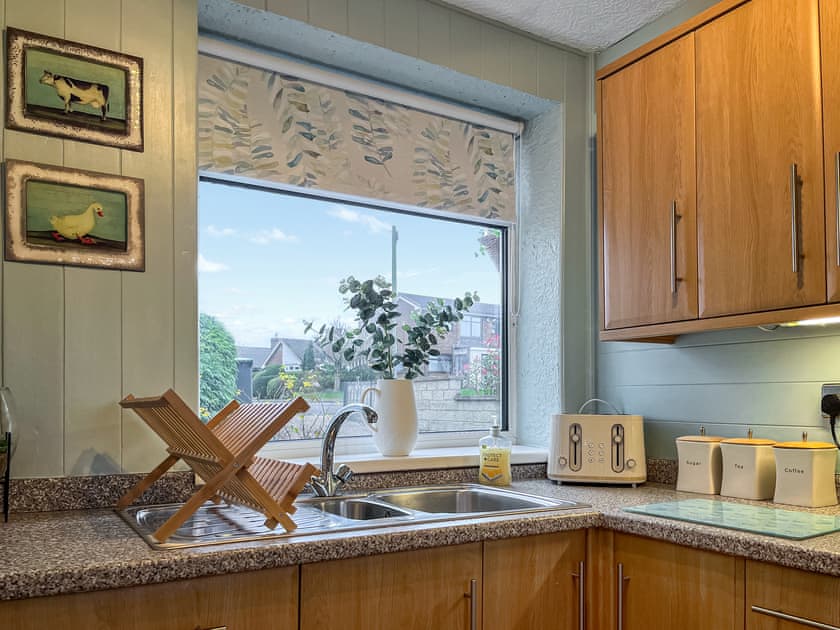 Kitchen | Teversal View Bungalow - Peaceful Holidays, Skegby