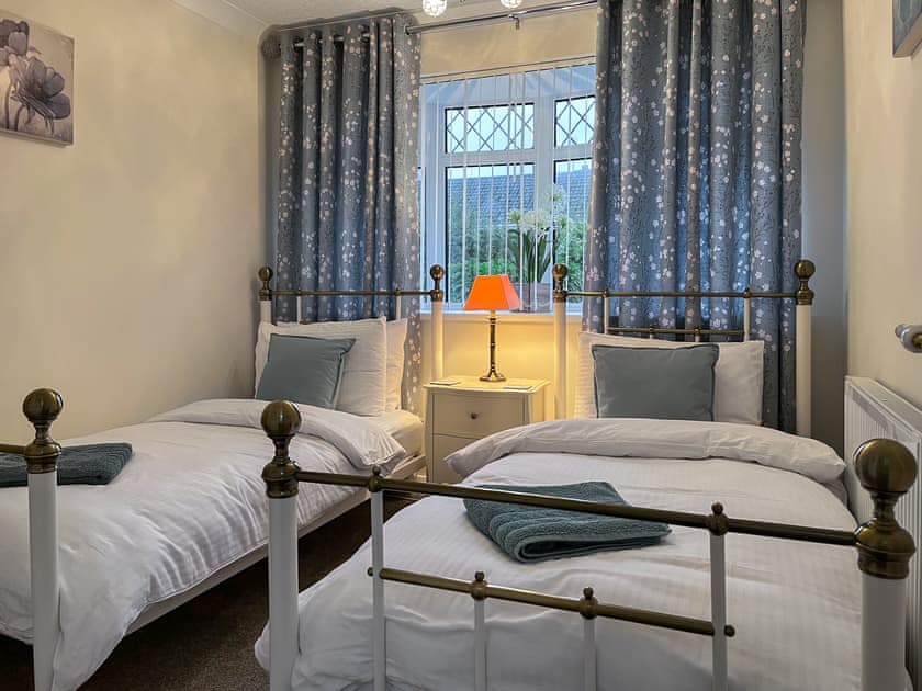 Twin bedroom | Teversal View Bungalow - Peaceful Holidays, Skegby