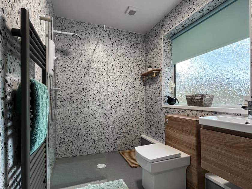 Bathroom | Teversal View Bungalow - Peaceful Holidays, Skegby