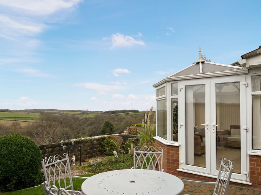 Sitting-out-area | Teversal View Bungalow - Peaceful Holidays, Skegby