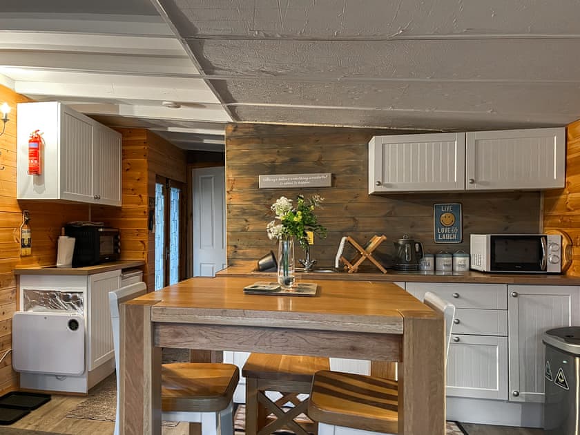 Dining Area | Peaceful Cabin Retreat - Peaceful Holidays, Skegby
