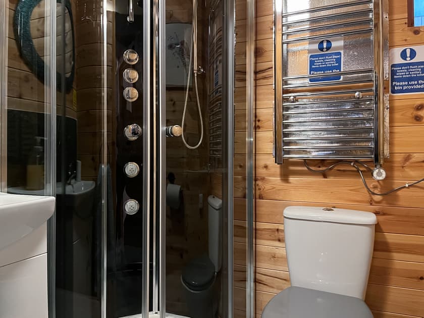 Bathroom | Peaceful Cabin Retreat - Peaceful Holidays, Skegby