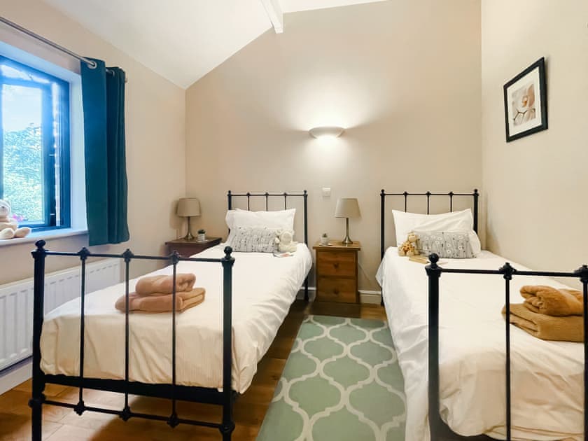 Twin bedroom | The Coach House - North Mere, Kenilworth