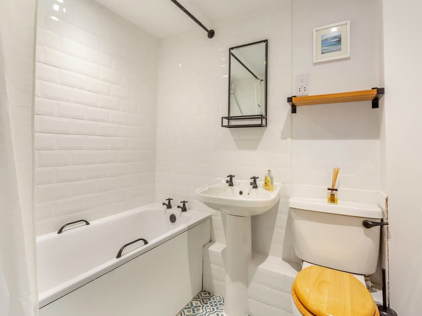 Bathroom | East Tarrel Cottage, Portmahomack