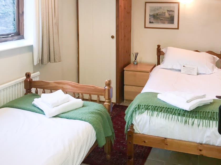 Good-sized twin bedroom | Bellypig Cottage, Bellerby near Leyburn