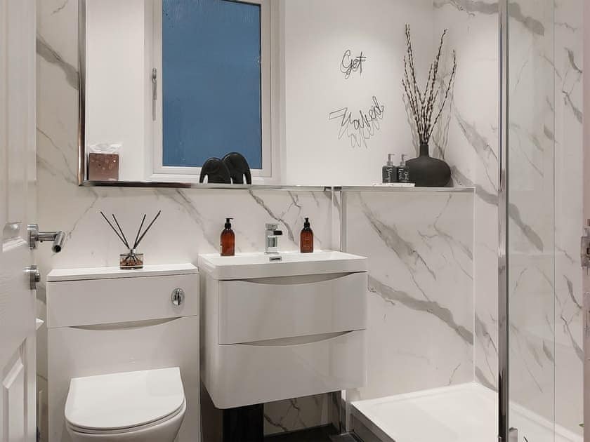 Shower room | Castlegate, Lanark