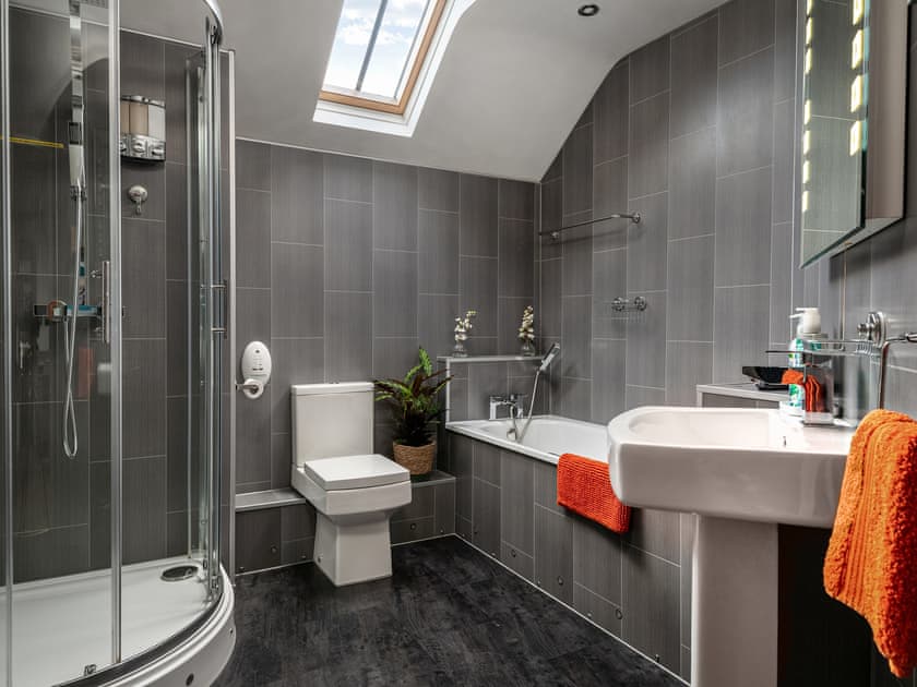 Bathroom | The Barn - Sleekstone Holiday Barns, Honeyborough