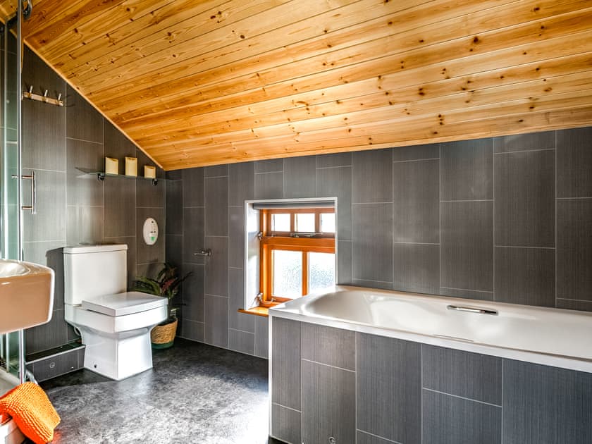 Bathroom | Coach House - Sleekstone Holiday Barns, Honeyborough