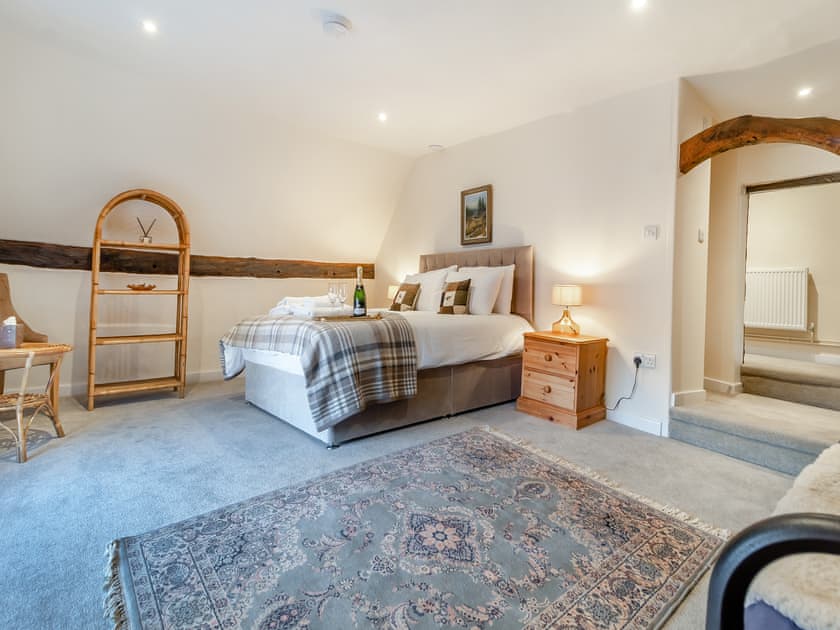 Wren - king bedroom with ensuite shower  | The Farmhouse - Wash Farm Barns, Banham