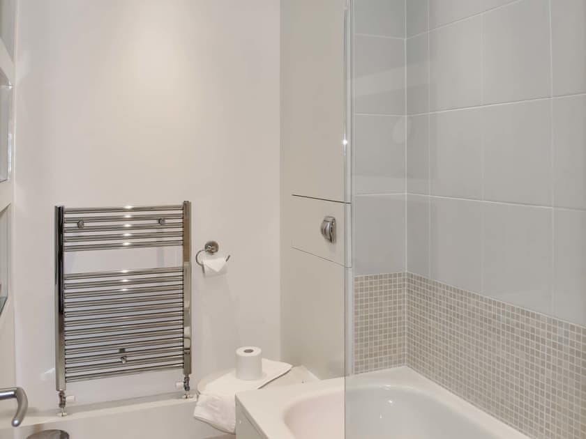 Bathroom | Maltings Cottage, Yarmouth