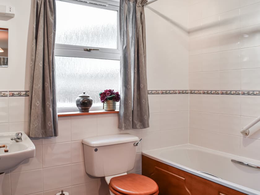 Bathroom | Pine Tree Cottage - Bonn Na Coille Cottages, Ballater