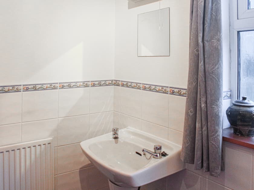 Bathroom | Pine Tree Cottage - Bonn Na Coille Cottages, Ballater