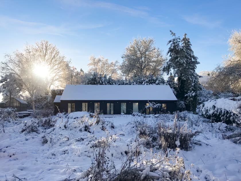 Well-maintained garden and grounds | The Old Pool House, Sevenhampton, near Cheltenham