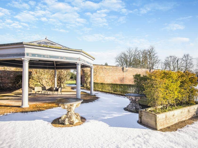 Garden and grounds | Cheshire Barns- Peartree Cottage - Cheshire Barns, Antrobus, near Northwich