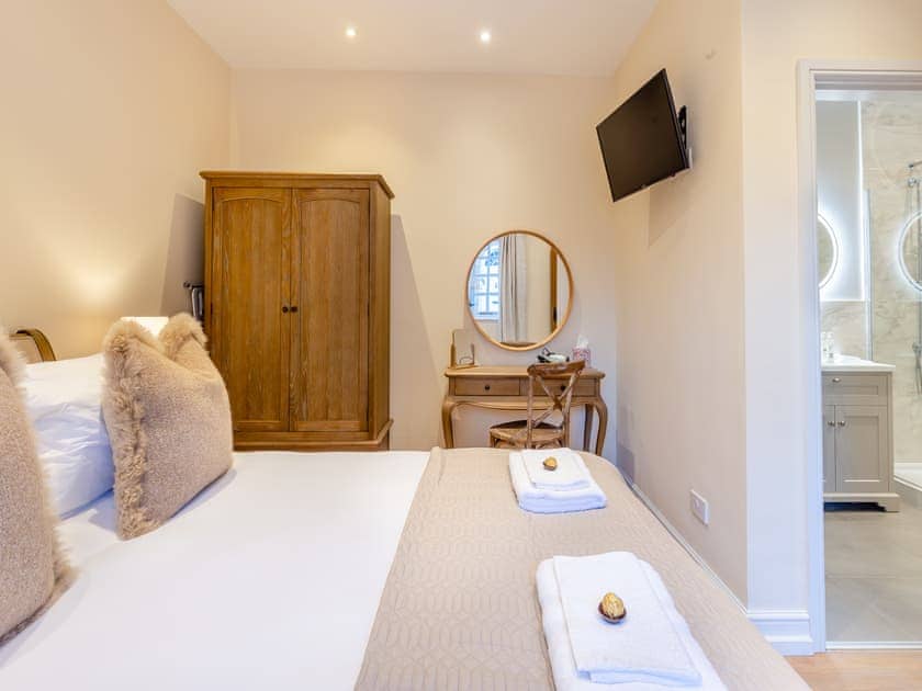 Double bedroom | Rose Cottage - Cheshire Barns, Antrobus, near Northwich