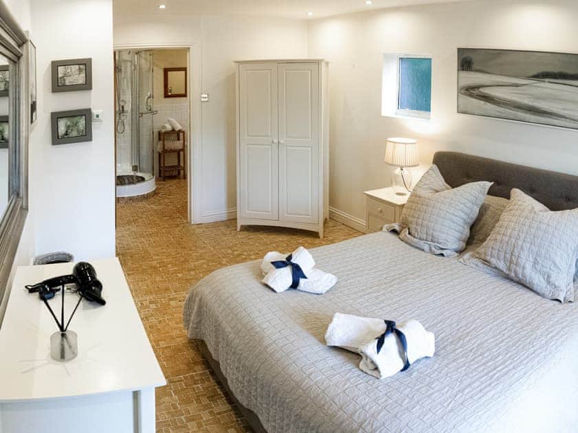 Double bedroom | The Old Pool House, Sevenhampton, near Cheltenham