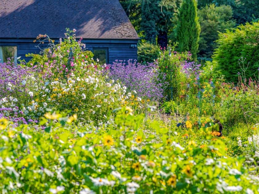Garden and grounds | The Old Pool House, Sevenhampton, near Cheltenham