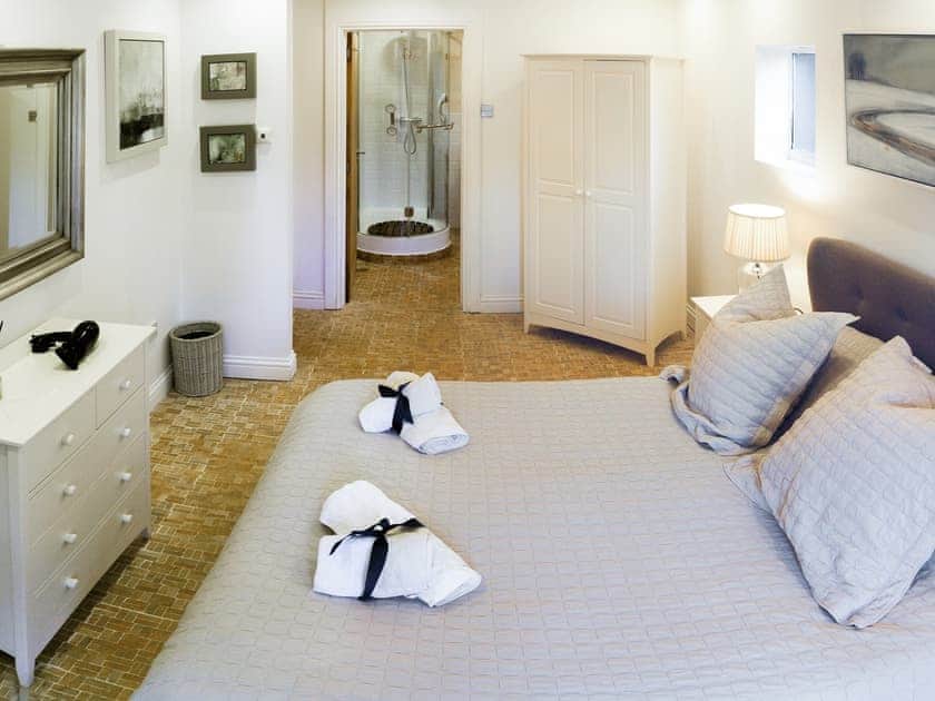 Double bedroom | The Old Pool House, Sevenhampton, near Cheltenham
