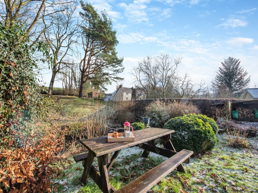 Sitting-out-area | Yr Hen Efail, Abergorlech