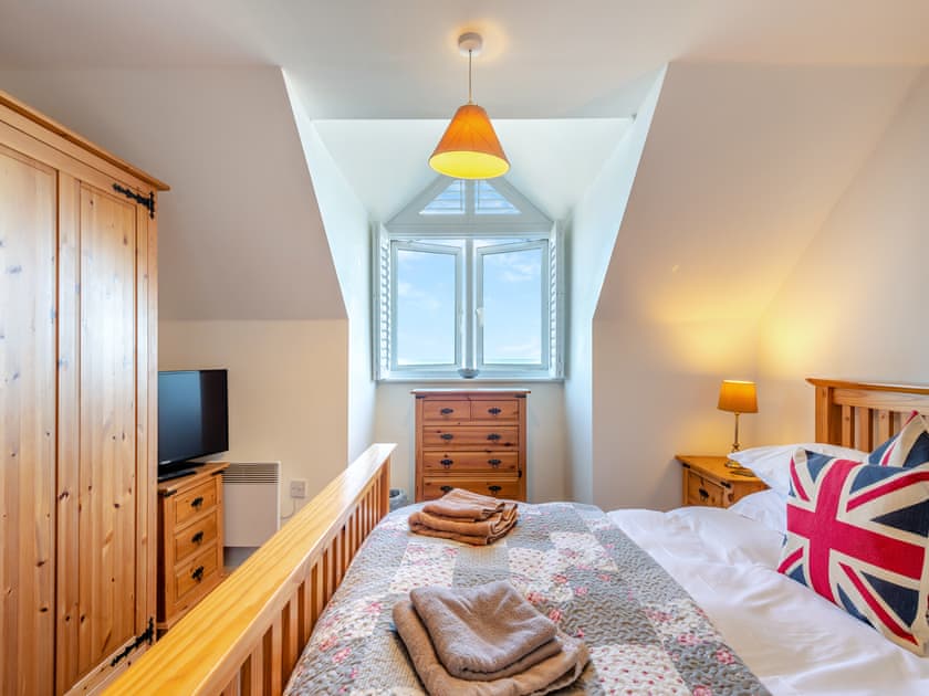 Comfortable double bedroom with en-suite | 11 Belvedere Court - Belvedere Court, Paignton