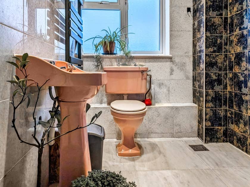 Bathroom | Feltham’s Cottage - Feltham’s Farm, Horsington Marsh, near Templecombe