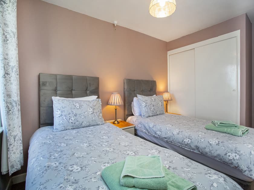 Twin bedroom | Higher Trewithen Holiday Cottages- The Weavers - Higher Trewithen Holiday Cottages, Sithians, near Falmouth