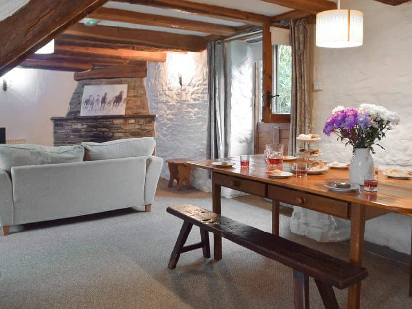 Living room/dining room | Ty Ceffylau - Cwmiar Holiday Cottages, Llanllwni